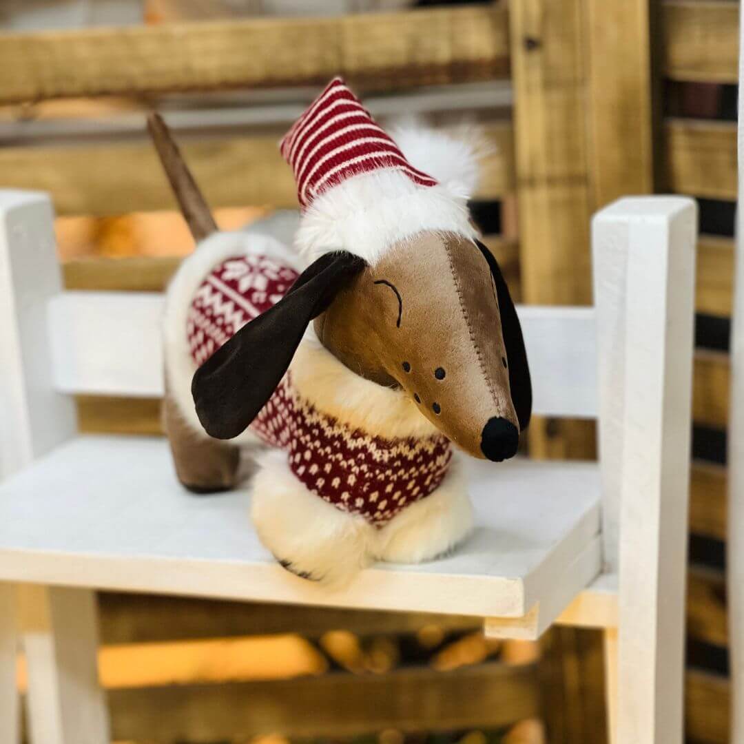 Cachorro Decorativo com Casaco de Pelúcia – 40cm