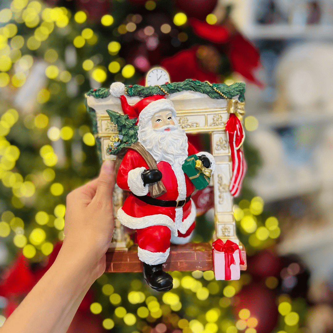 Papai Noel Saindo da Lareira de Resina 22cm