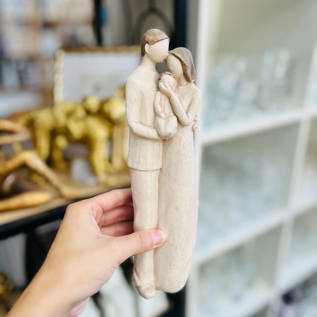 Figura Decorativa Casal Com Bebe - 25cm