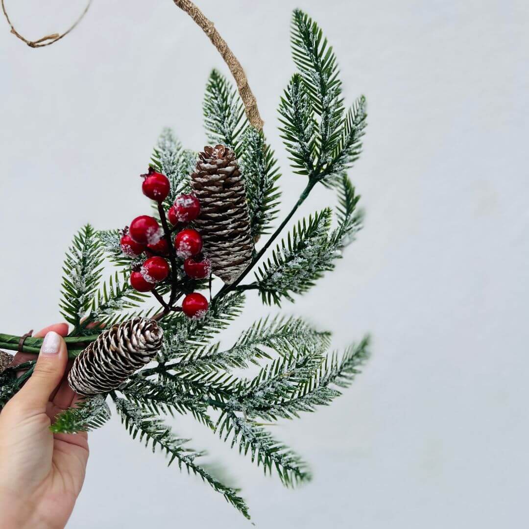Arco Nevado de Galhos, Pinhas e Berries - 40cm