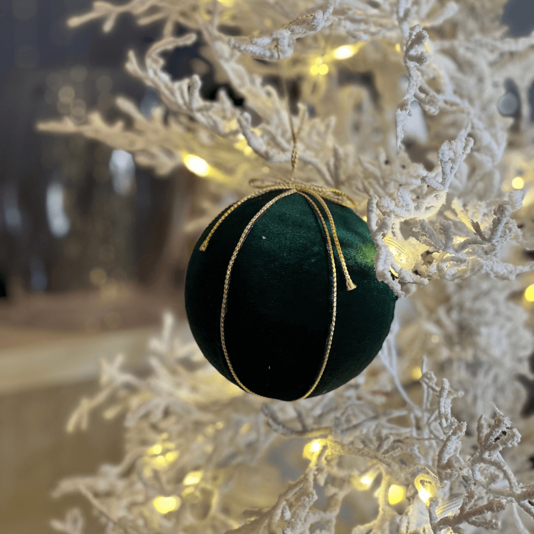Bola com Cordão Verde e Dourado – 15cm