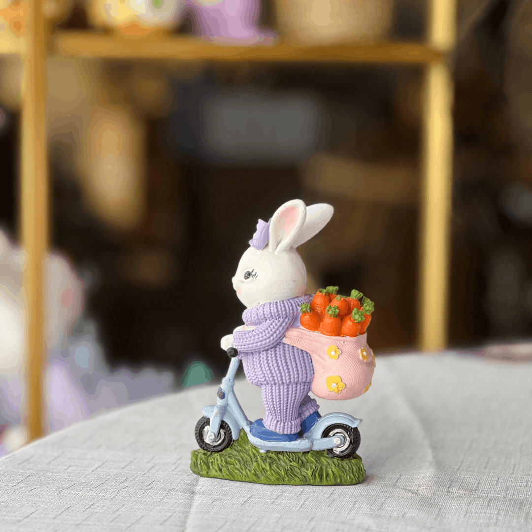 Coelha na Scooter Lilás de Resina 13x9cm