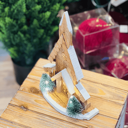 Casa Natalina Com Led de Madeira 30x21x10cm