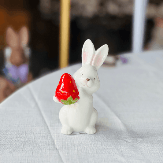 Coelho Com Morango de Cerâmica 12x7,5cm