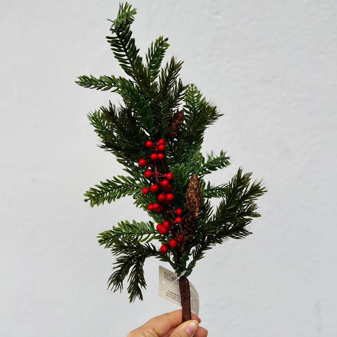 Haste de Pinheiro com Berry e Pinha com Efeito Realista – 72cm