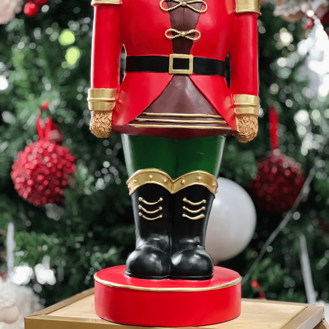 Urso Natalino Quebra Nozes Vermelho de Resina 80,5x26,5cm