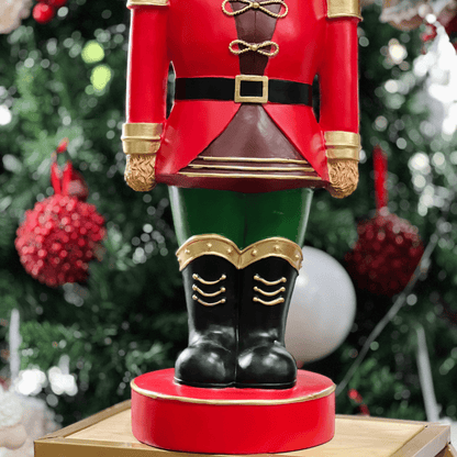 Urso Natalino Quebra Nozes Vermelho de Resina 80,5x26,5cm
