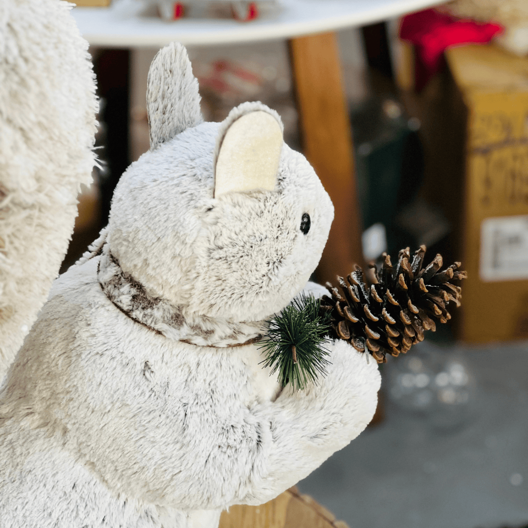 Esquilo Natalino Com Pinha Cinza 65cm