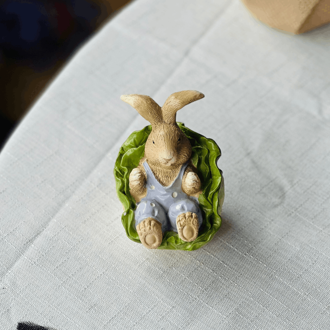 Coelho Deitado no Alface Verde e Lilás de Resina 7,5cm