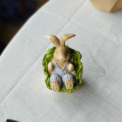 Coelho Deitado no Alface Verde e Lilás de Resina 7,5cm
