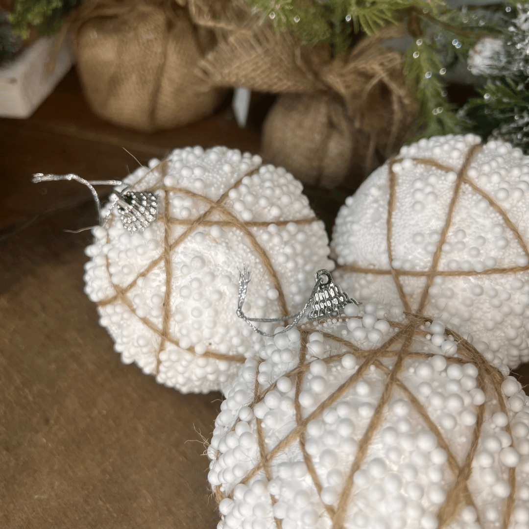 Caixa com 3 Bolas de Natal Decorada Branca Nevada Com Sisal 10cm