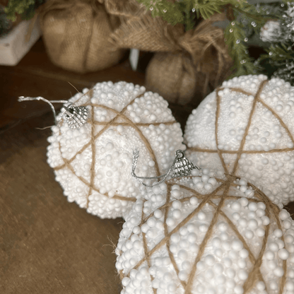 Caixa com 3 Bolas de Natal Decorada Branca Nevada Com Sisal 10cm