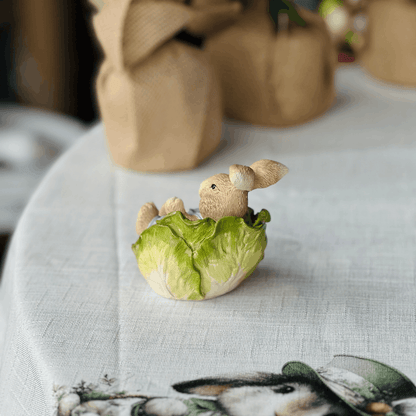 Coelho Deitado no Alface Verde e Lilás de Resina 7,5cm