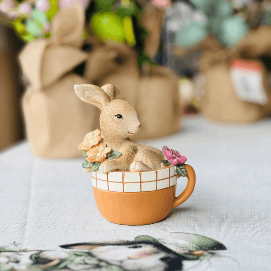 Coelho na Xícara Marrom e Laranja de Resina 11cm