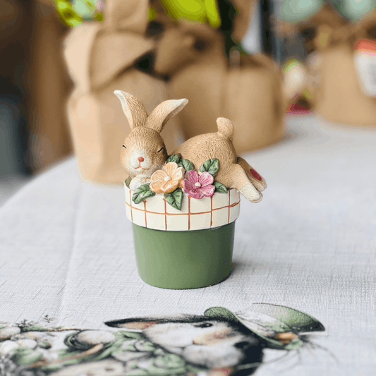 Coelho na Xícara Marrom e Verde de Resina 12cm