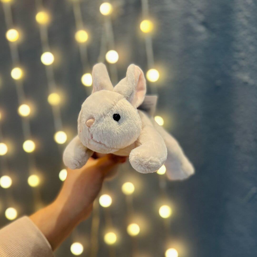 Coelho Deitado de Pelúcia Bege – 17cm