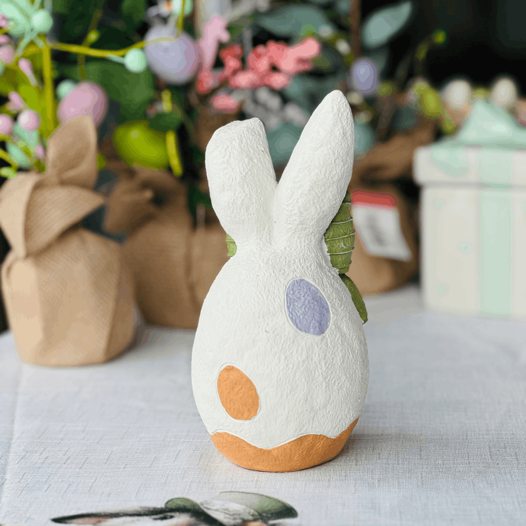 Ovo Com Orelhas e Laço Verde de Resina 19cm