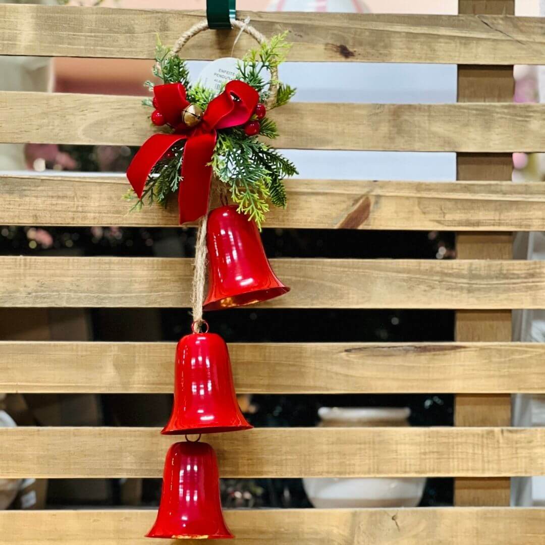 Enfeite Pendente de Sinos com Laço Vermelho – 45cm