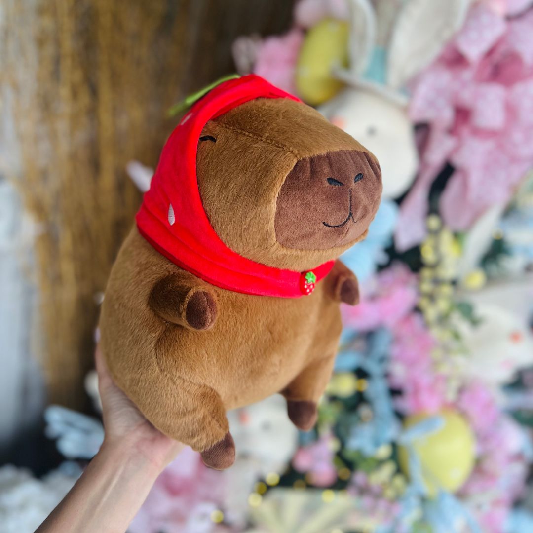 Capivara Pelúcia Touca de Morango - 30cm