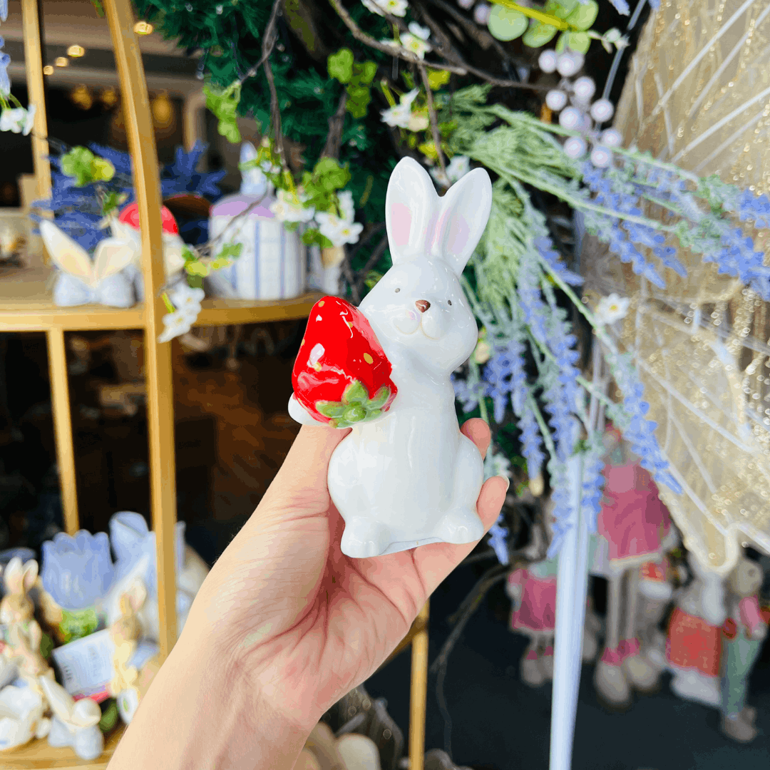 Coelho Com Morango de Cerâmica 12x7,5cm