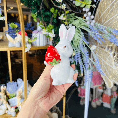 Coelho Com Morango de Cerâmica 12x7,5cm