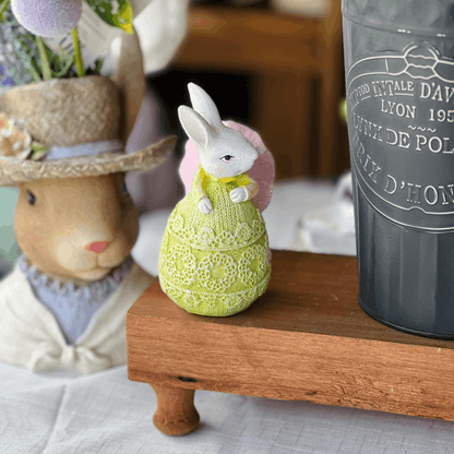 Coelho Decorativo Com Ovo Verde e Rosa de Resina 13cm