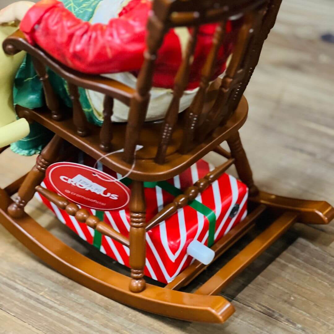 Papai Noel Decorativo na Cadeira de Balanço com Movimento e Música – 27cm