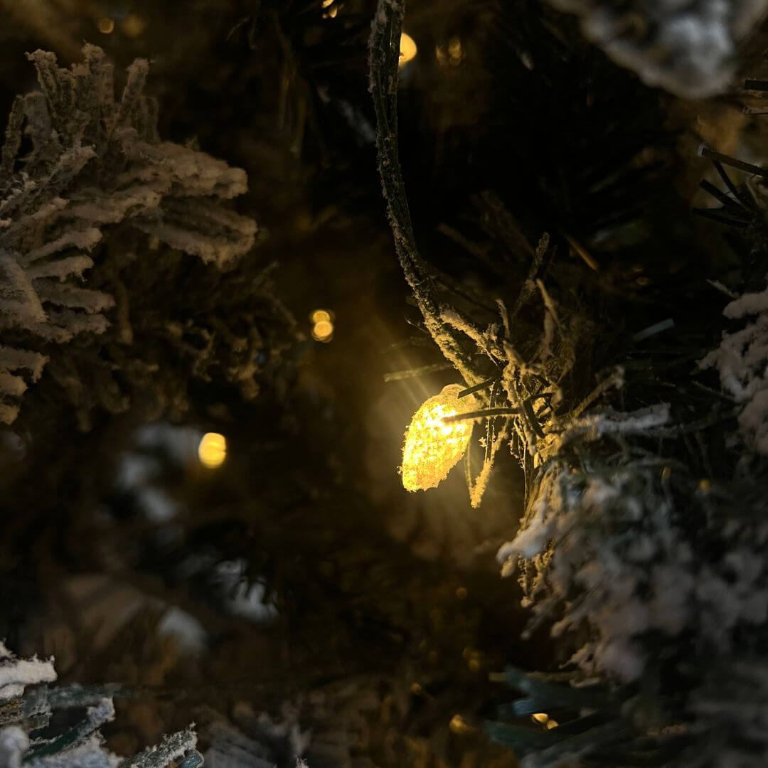 Arvore Natalina - Alaska Iluminada - 240cm - 1369 Galhos - 530 Leds - Nevada - Bivolt