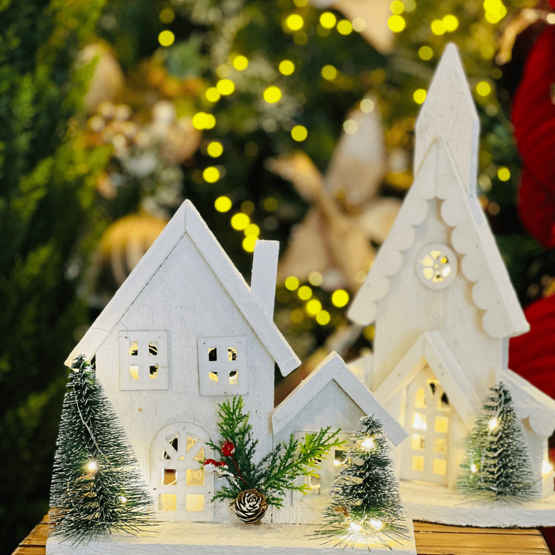 Casa Natalina Branca Com Led de Madeira 30x21x10cm