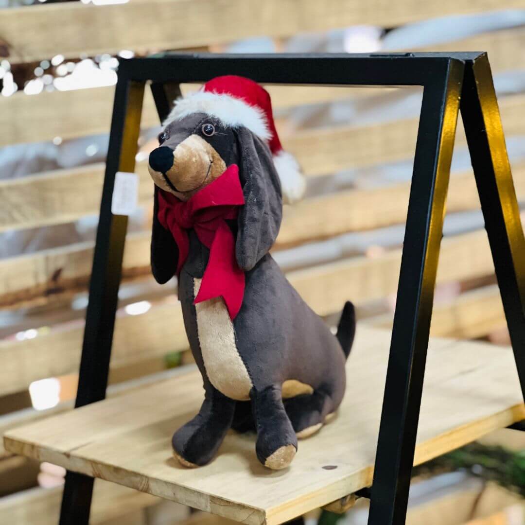 Cachorro Decorativo Marrom com Gorro Vermelho – 21cm