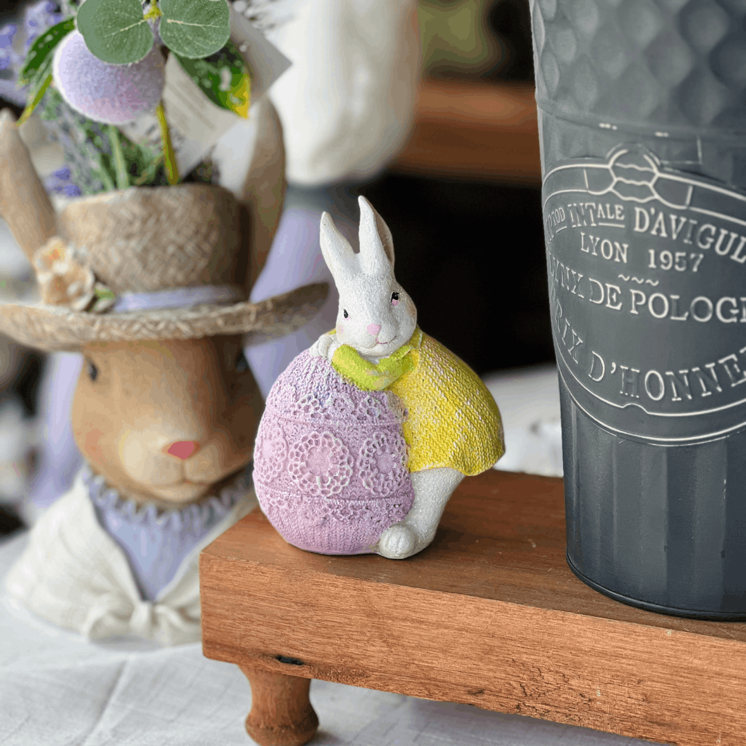 Coelho Decorativo Com Ovo Roxo e Amarelo de Resina 13cm