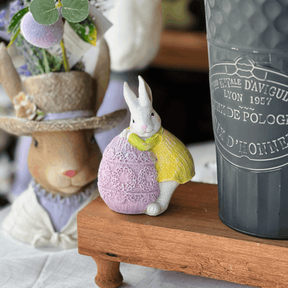 Coelho Decorativo Com Ovo Roxo e Amarelo de Resina 13cm