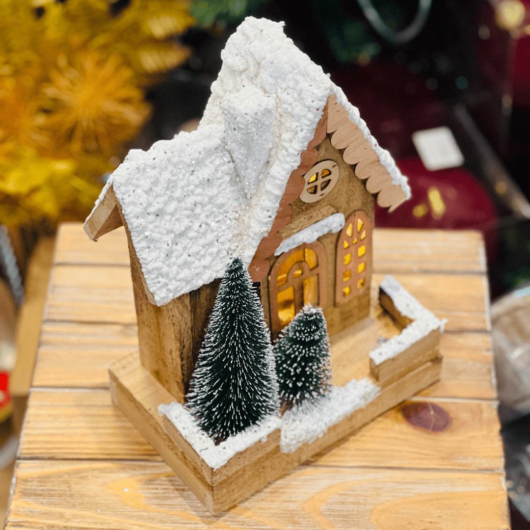 Casinha Com Led Natural Nevada de Madeira 27x19cm - Pilha