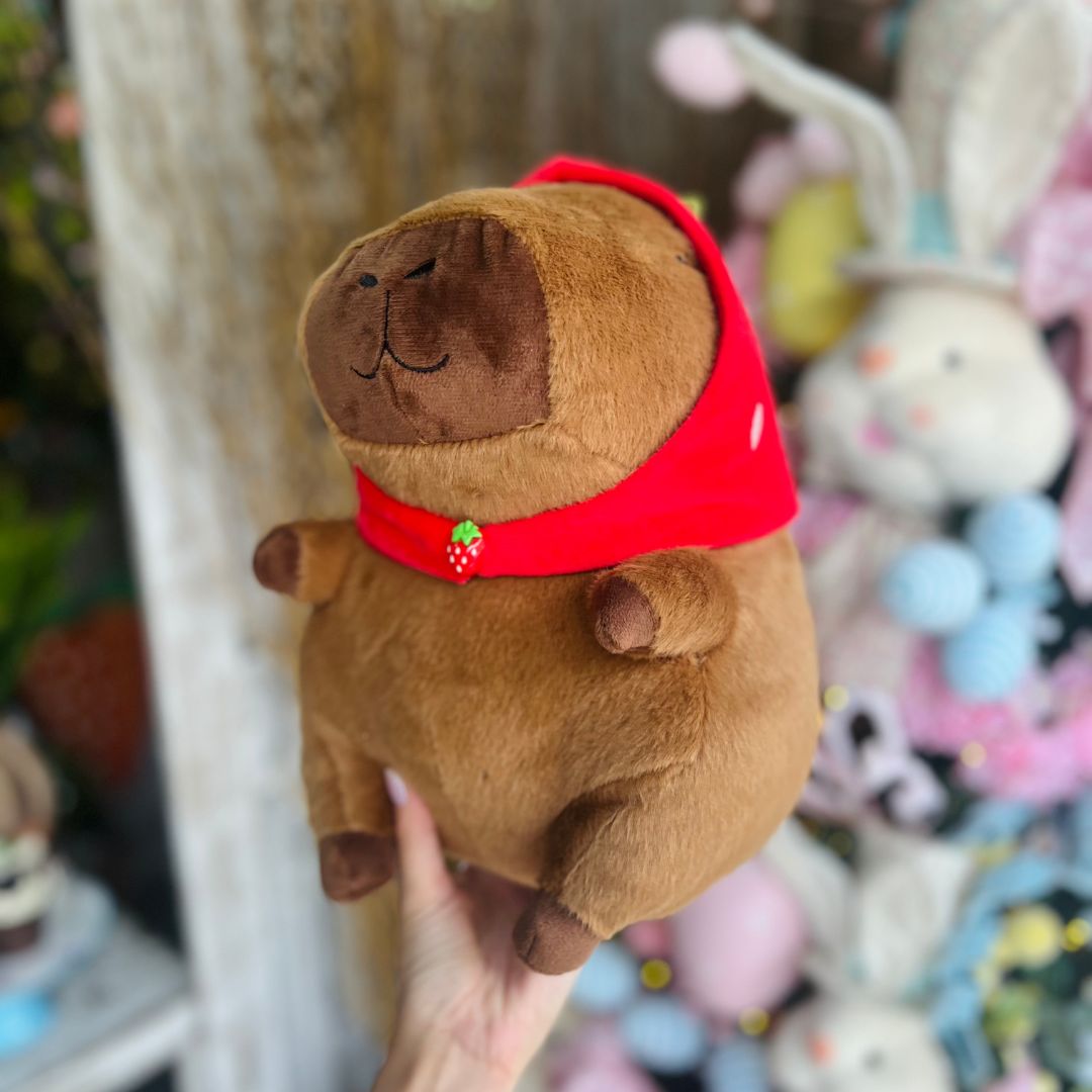 Capivara Pelúcia Touca de Morango - 30cm