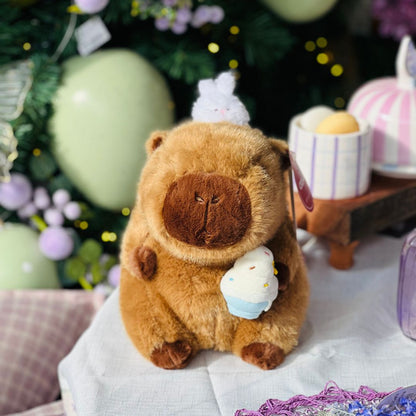 Capivara de Pelúcia com Coelho e Cupcake 26x15x15cm