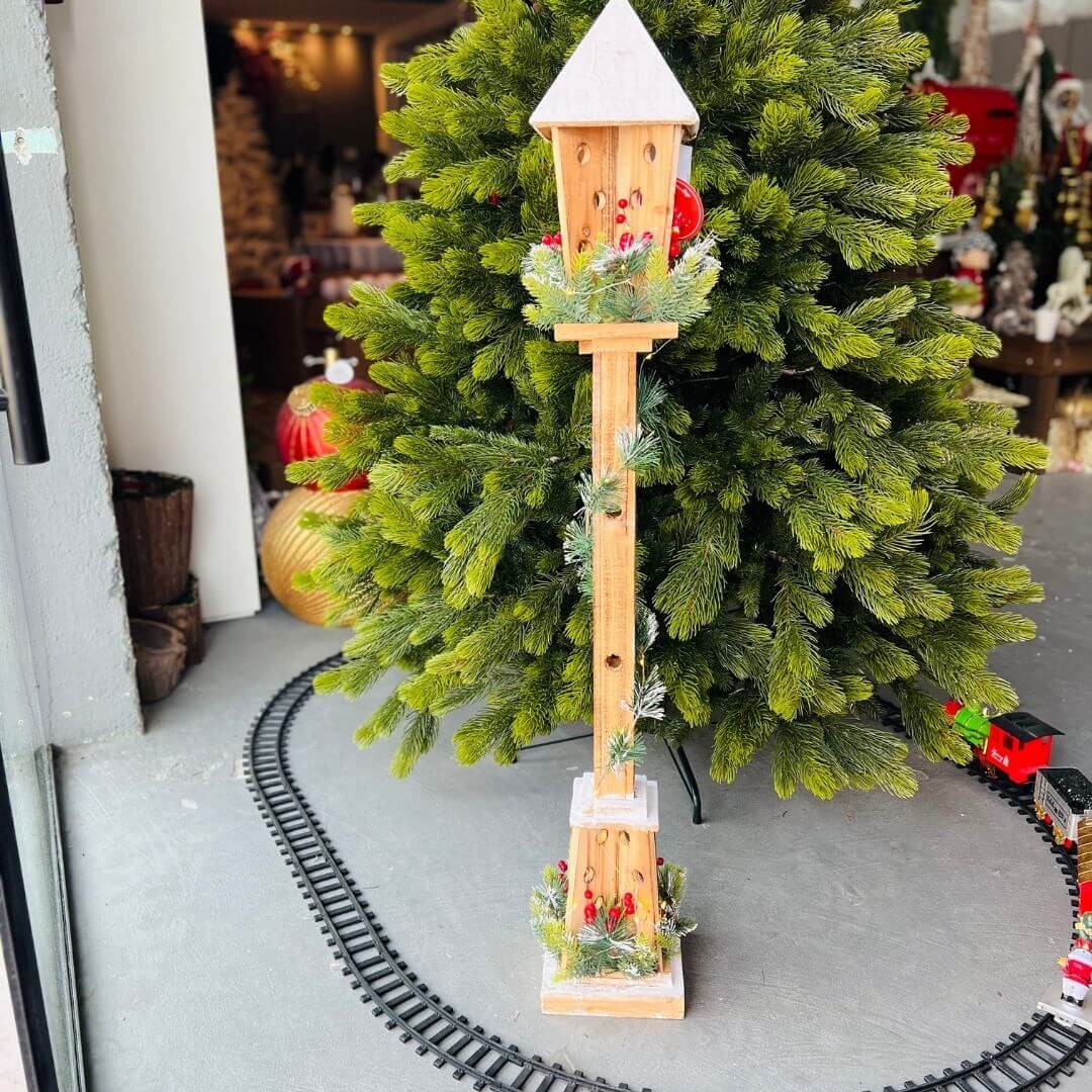 Poste Decorativo com Arranjo de Azevinho e LED – 1,2m