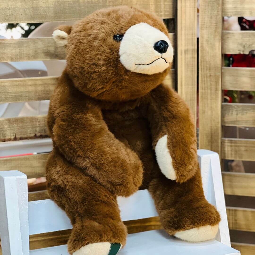 Urso de Pelúcia Peludo Deitado Marrom – 65cm
