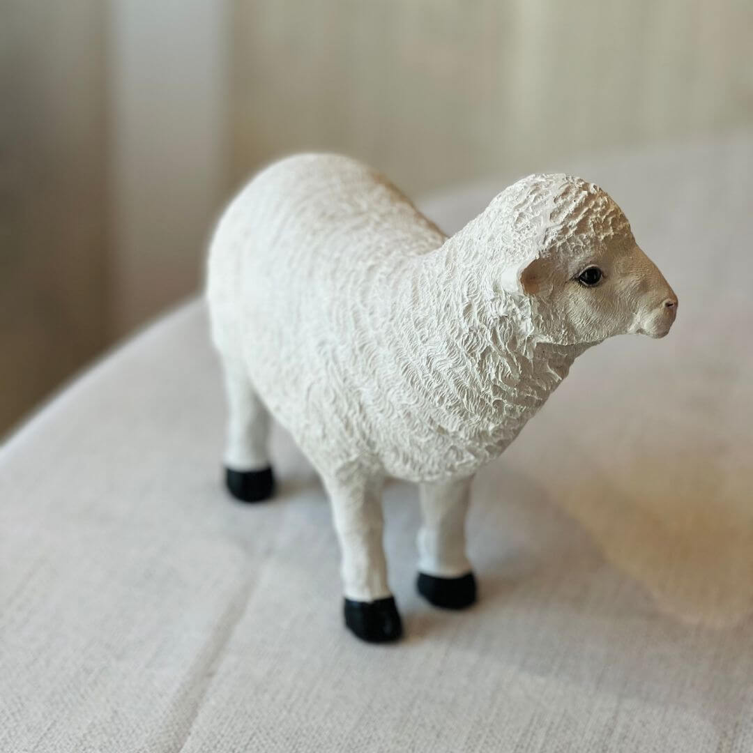 Ovelha Decorativa em Resina – 20cm