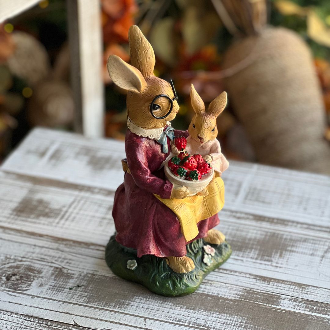 Mamãe Coelho e Filhote Com Morangos - 22cm