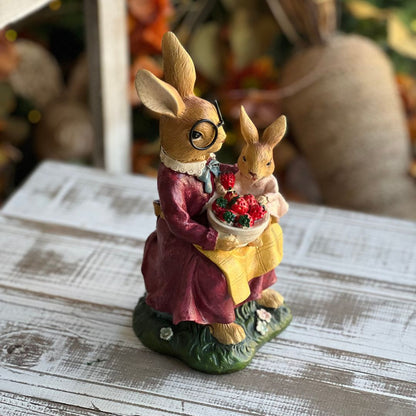 Mamãe Coelho e Filhote Com Morangos - 22cm