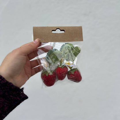 Enfeite Decorativo Morango Vermelho e Verde – 15cm | Jogo com 3 Peças