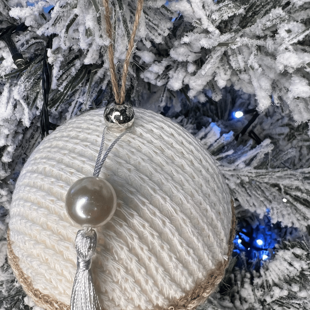 Caixa com 2 Bolas de Natal Decorada Branco Com Pingente 10cm