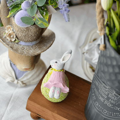 Coelho Decorativo Com Ovo Verde e Rosa de Resina 13cm