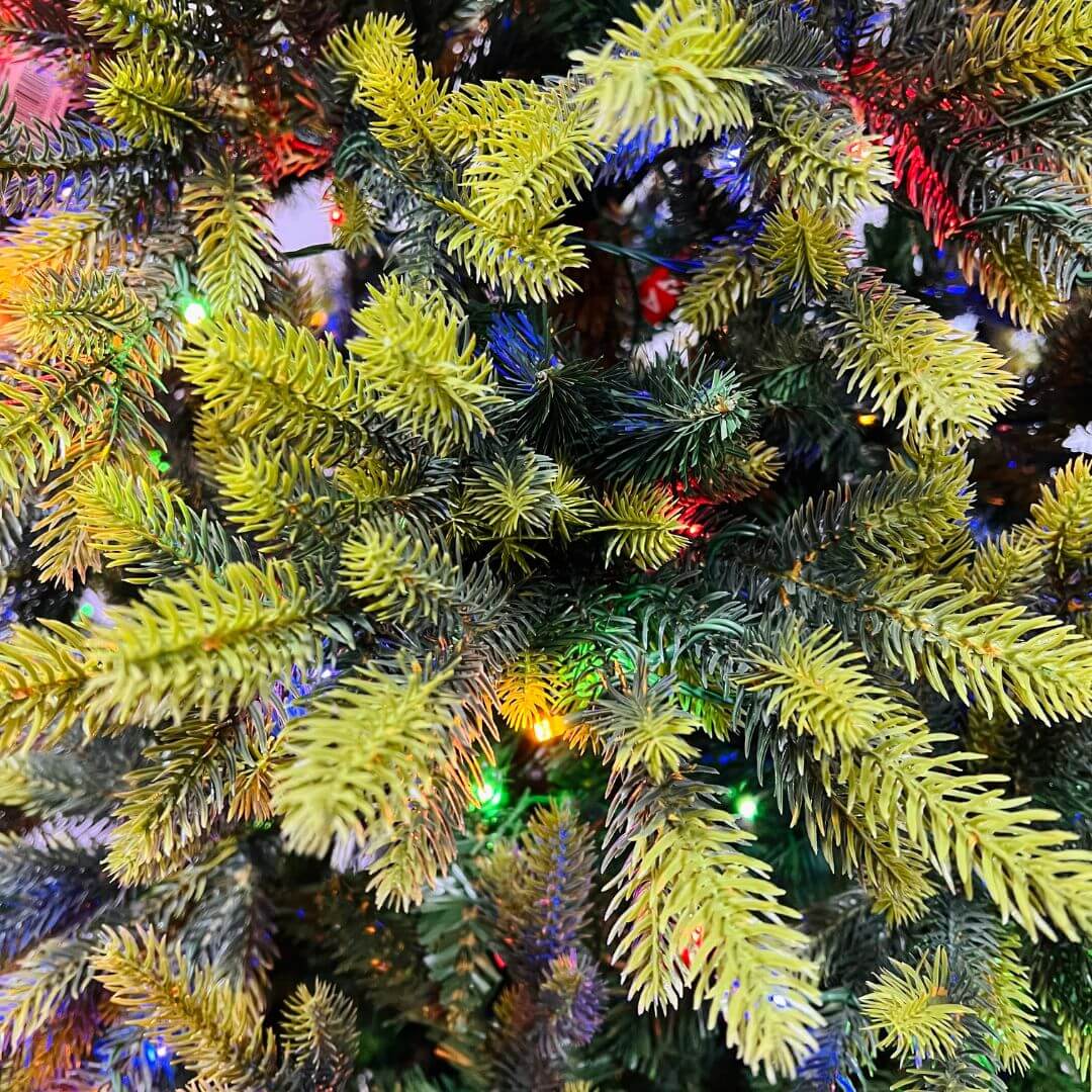 Árvore Natalina Boreal com LED – 210cm | 1.251 Galhos Siliconados | 400 LEDs | Pé de Ferro