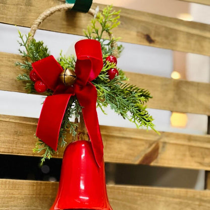 Enfeite Pendente de Sinos com Laço Vermelho – 45cm