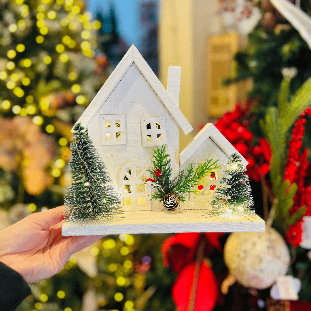 Casa Natalina Branca Com Led de Madeira 21x22x10cm