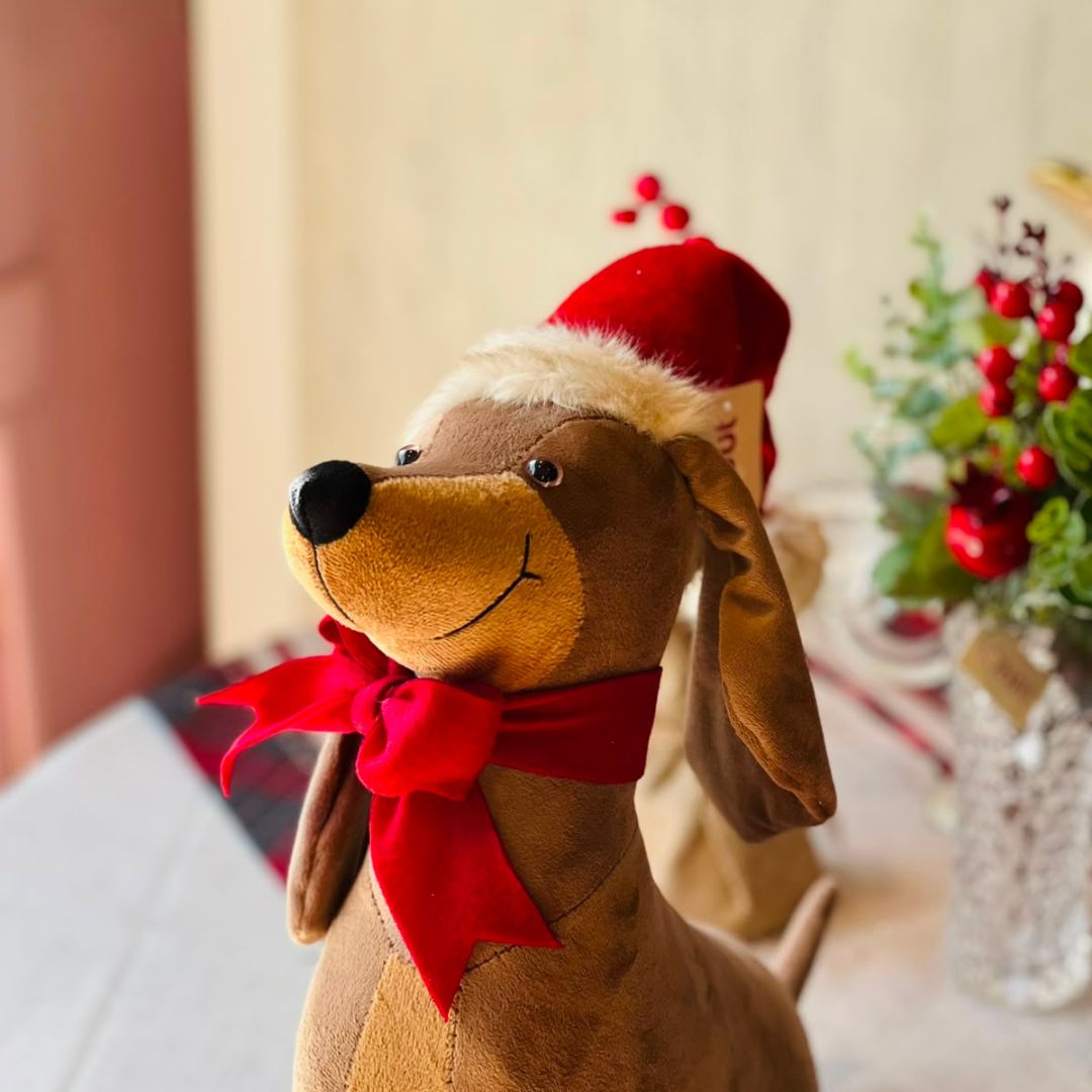 PRÉ VENDA - Cachorro Decorativo com Casaco de Pelúcia – 36cm