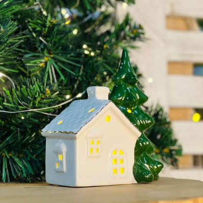 Casa Decorativa  Com Pinheiro Natal C/led - 13,5x12,1x7,5cm