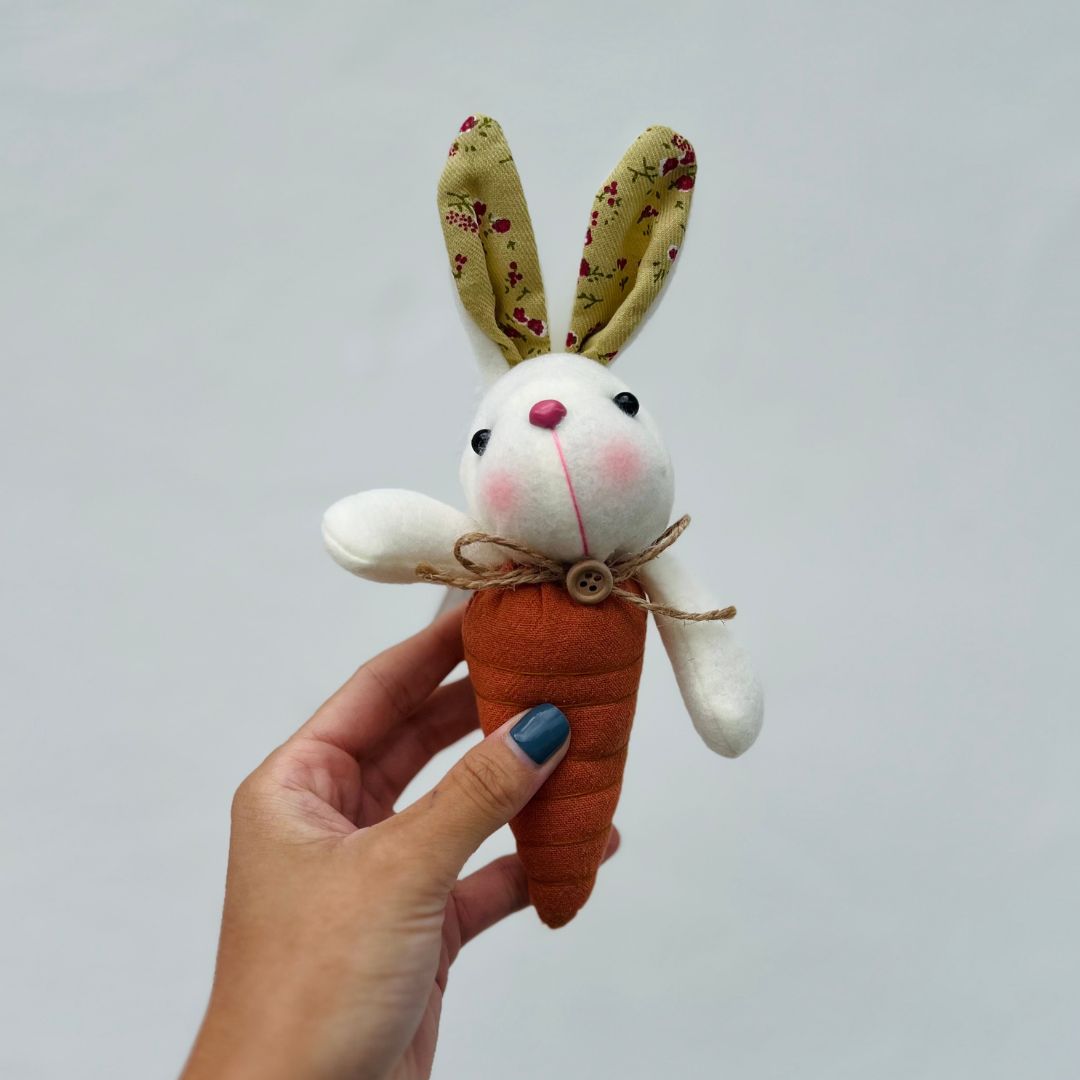 Enfeite de Pendurar Coelho Cenoura - 23cm Florzinha Rosa