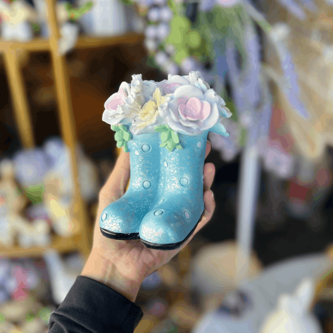 Bota Decorativa Com Flores Azul de Resina 12cm